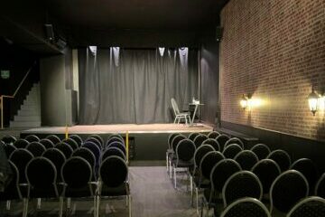 *Scène du Kezaco Café-Théâtre à Mâcon