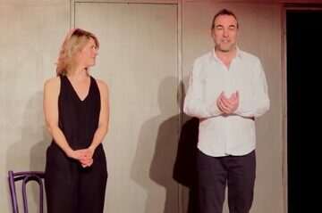 Comédiens sur la scène du Kezaco Café-Théâtre à Mâcon